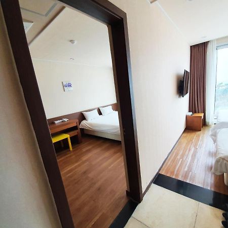 Jeju Jungmun Ocean Blue Hotel Сеогвипо Екстериор снимка
