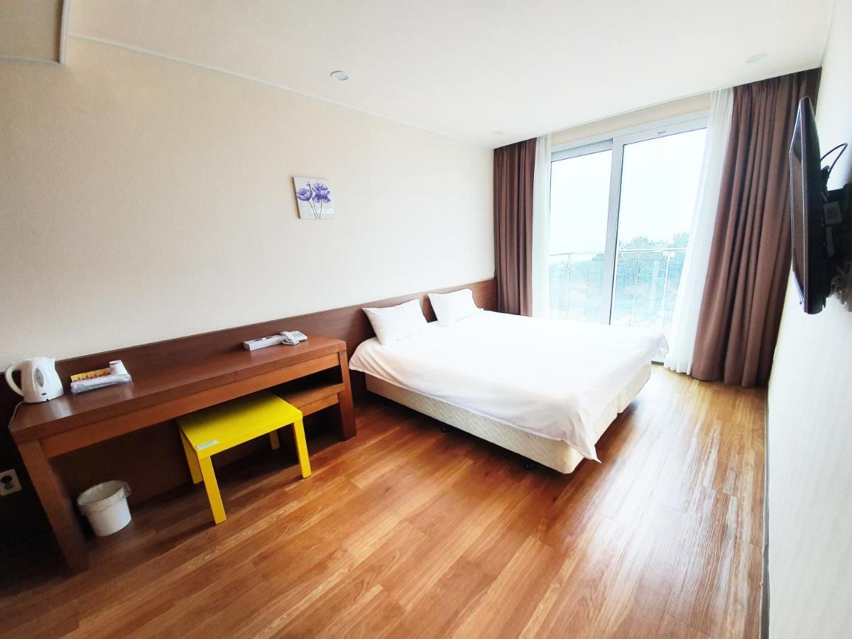 Jeju Jungmun Ocean Blue Hotel Сеогвипо Екстериор снимка